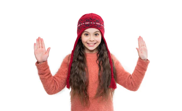 肯定的な10代の女の子のための冬のファッション 暖かい帽子ニットウェア 暖かい帽子の10代の女の子モデル 暖かい帽子をかぶった10代の少女が白地に隔離された 10代の女の子はセーターと暖かい帽子をスタジオで — ストック写真