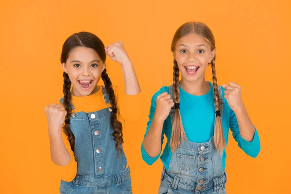 Patriotismus Konzept Mädchen Mit Blauer Und Gelber Kleidung Patriotische Erziehung — Stockfoto