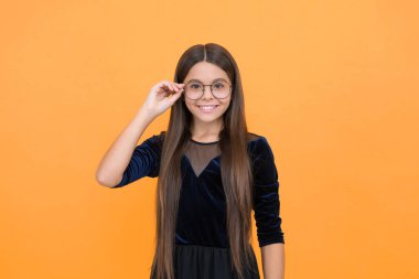 Mutlu yüzlü gülümseyen kız koruyucu gözlük takıyor..