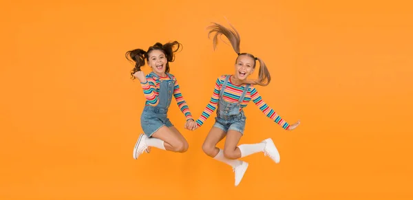 Partyspaß Kleine Mädchen Springen Gelbe Wand Freiheitsgefühl Endlich Sommerferien Freie — Stockfoto