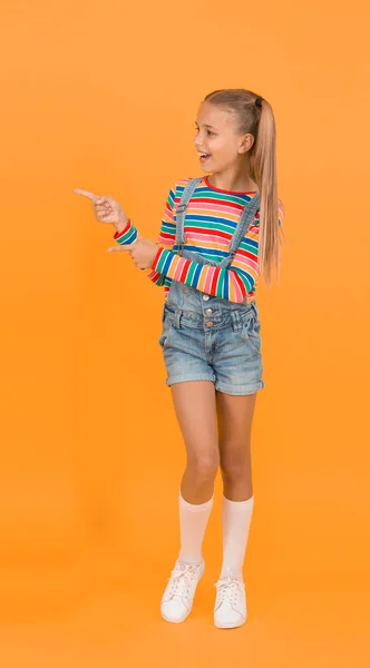 Müthiş Bir Güzellik Klasik Liseli Kız Işaret Ediyor Mutlu Çocukluk — Stok fotoğraf