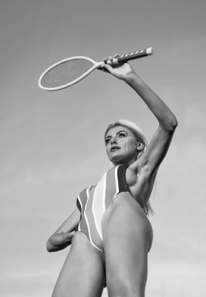 Сексуальная Женщина Ухоженным Телом Красочных Радужных Купальниках Провести Теннисную Ракетку — стоковое фото