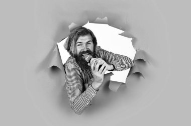 Dinle beni. Sakallı adam mikrofonda şarkı söylüyor. Vahşi Kafkas hipster etkinlik yöneticisi. Şık bir rock şarkıcısı. Karaoke ve müzik. Mikrofonlu erkek hoparlör. Sesli. Mutlu gülümseyen olgun adam.