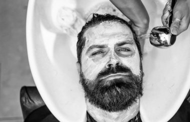 Berber dükkanındaki beyaz adam için saç ve sakal bakımı, cilt bakımı.