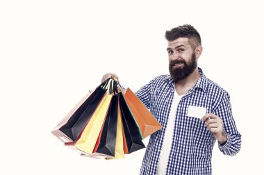Fuar ticaret rekabeti ve pazarda doğru bilgi. Güvenli alışveriş. Tüketiciyi koruma konsepti. Adam mutlu tüketici alışveriş çantaları ve banka kartı tutun. Tüketiciyi koruma yasaları hakları güvence altına.