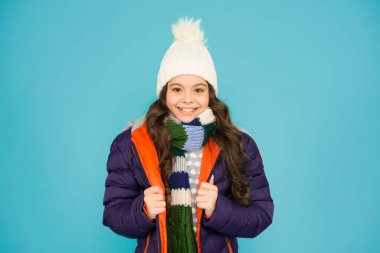 Moda tarzına hazır ol. Kış kıyafetleri içinde mutlu bir kız gülümsemesi. Moda çocukları giyer. Şık ve modaya uygun. Kış için moda trendleri. Moda ve büyüleyici görünüş için kıyafetler..