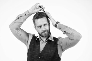 Yakışıklı adam saçını fırçayla tarıyor, berber dükkanı.