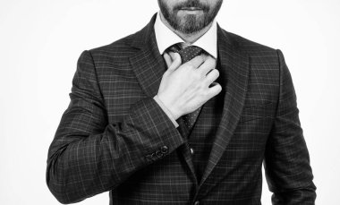 Yakışıklı erkek. Esmer patron beyazları soyutladı. Erkek bakımı ve tarzı. Erkek güzellik ve moda. Olgun profesyonel iş adamı kravatı. Yakışıklı CEO resmi kıyafetler giyiyor..