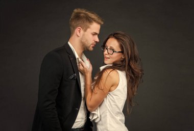 Siyah arka planda aşık resmi bir çift, aşk.