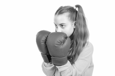 aktif ve sağlıklı bir çocukluk. Nakavt. Savaşacak. Yoğunlaşmış çocuk yumrukluyor. Yumruk dövüşü. Boks eldivenli genç kız. Kızgın saldırı. Çocuk boksör beyaz arka planda izole edilmiş. spor başarısı.