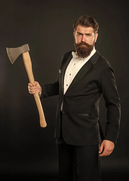 残忍な男は斧を保持します 勇気だ 髭を生やした紳士だ バーバーショップ お前が望むカット — ストック写真