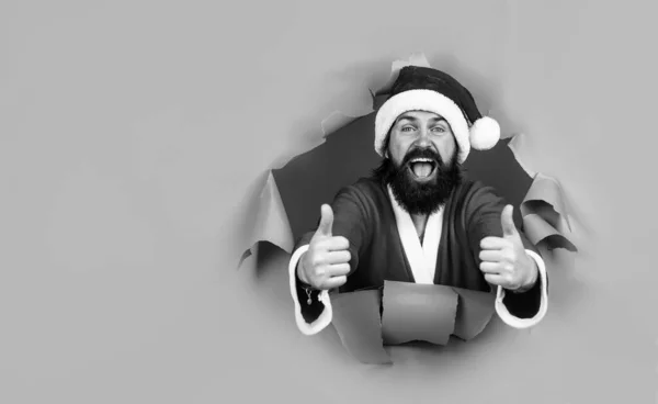 Счастливый Бородатый Человек Костюме Санта Клауса Празднуют Зимний Праздник Рождества — стоковое фото