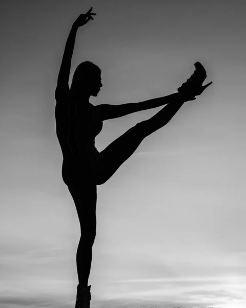 Dansande Siluett Kvinna Balett Dansare Skymningen Himlen Ballerina — Stockfoto