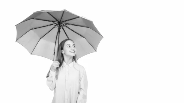 白いコピースペースに隔離された秋の天気でピンクの傘の下で幸せな10代の女の子 — ストック写真