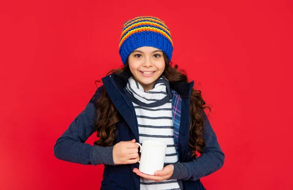 Veselé Dospívající Dívka Pít Teplý Čaj Červeném Pozadí Portrét Dítěte — Stock fotografie