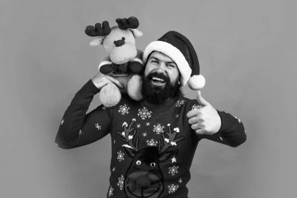 Жестокий Бородатый Парень Шляпе Санта Клауса Свитере Игрушками Канун Рождества — стоковое фото