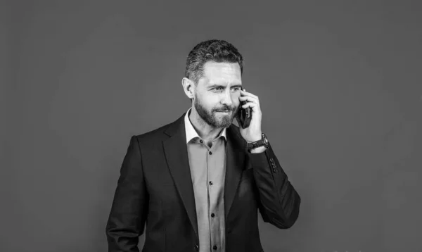 Hoş Sohbetti Kendine Güvenen Adam Akıllı Telefonu Tutar Iletişimi Başarılı — Stok fotoğraf
