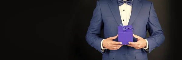 Hombre Recortado Esmoquin Corbata Formalwear Sobre Fondo Negro Con Caja — Foto de Stock