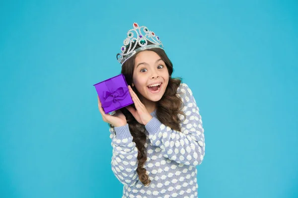 Boutique Cadeaux Journée Shopping Surprise Anniversaire Enfant Excité Jolie Petite — Photo