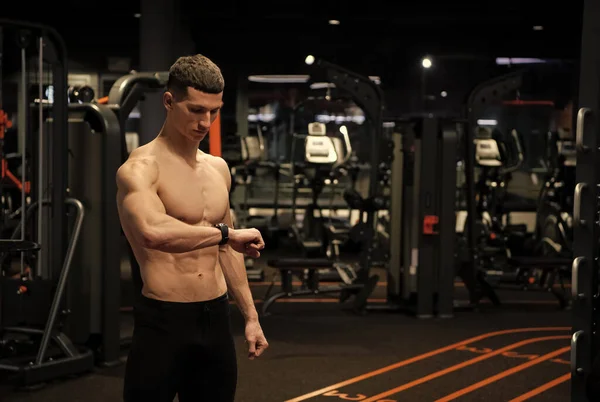 Hemdloser Mann Mit Muskulösem Oberkörper Überprüft Fitness Aktivitätstracker Uhr Fitnessstudio — Stockfoto