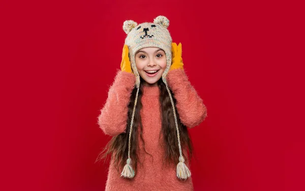 Überraschte Teenie Kind Ohrenklappen Hut Isoliert Auf Rotem Hintergrund Teenager — Stockfoto