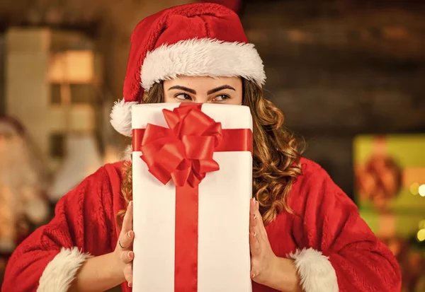 快乐和快乐 圣诞礼物和礼品盒中的女孩桑塔 黑色星期五购物 房子的圣诞晚会 快乐的女孩为桑塔做了饼干 在新的一年里 桑塔女人感到快乐 — 图库照片