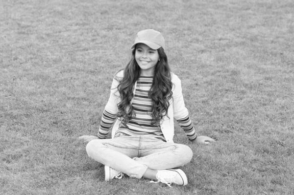若い子だ 幸せな子供は緑の草の上に座っている 女の子だ 幼少期と少女時代 教育学 — ストック写真