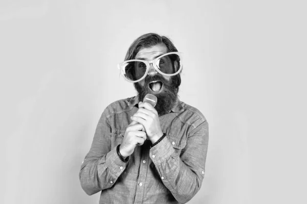 Favoritlåt Roliga Festglasögon Karaoke Och Musik Man Högtalare Med Mikrofon — Stockfoto