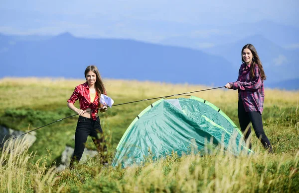 Szép Meleg Nap Hegyi Turizmus Tábor Két Lány Sátorban Vándor — Stock Fotó
