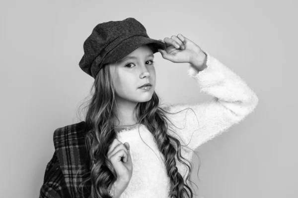 爱她的风格 美与时尚 快乐的巴黎小孩有很长的发型 时髦的孩子戴着时髦的法国帽 复古的秋风 穿着老式格子夹克的少女 快乐的童年 — 图库照片
