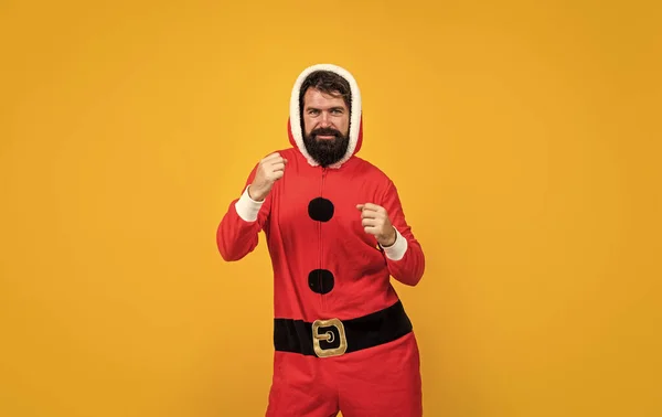 幸せな男性ヒップスターで髭と口ひげ身に着けているサンタ衣装のためのクリスマスパーティーお祝い 休日の楽しみ — ストック写真