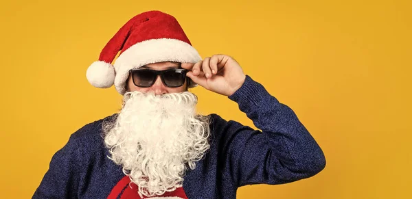 Vrolijke Man Met Baard Kerstman Hoed Trui Brutale Hipster Vieren — Stockfoto
