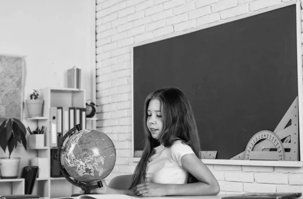 知識の日だ 先生の日 生徒の子供の勉強レッスン 子供は地理を学ぶ 大学生は宿題をする 教室に地球と10代の女の子 学校に戻って 教育の概念は — ストック写真