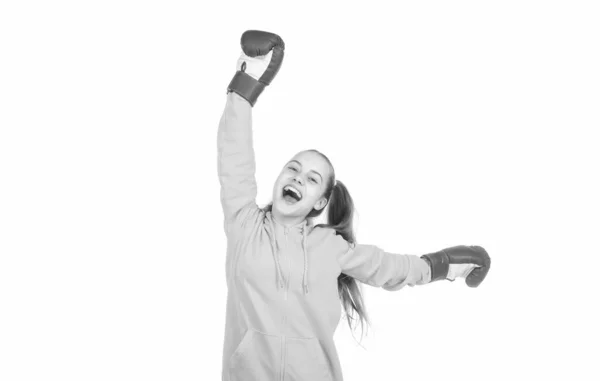 幸せな子供は勝利を祝う 戦いの勝者だ ボクシンググローブの10代の女の子 白地に隔離された成功した子供ボクサー スポーツの成功 活動的で健康的な子供時代 ノックアウト — ストック写真