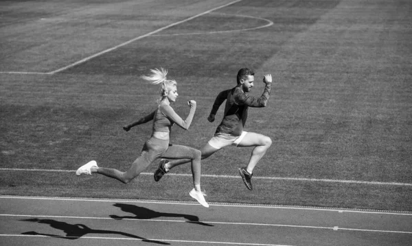スポーツだ マラソンスピード スポーツカップルは勝つために速く走る 成功したフィットネス スプリンター 陸上競技男子とセクシー女子はスプリントで競います 陸上競技場の男女監督 健康的なライフスタイル — ストック写真