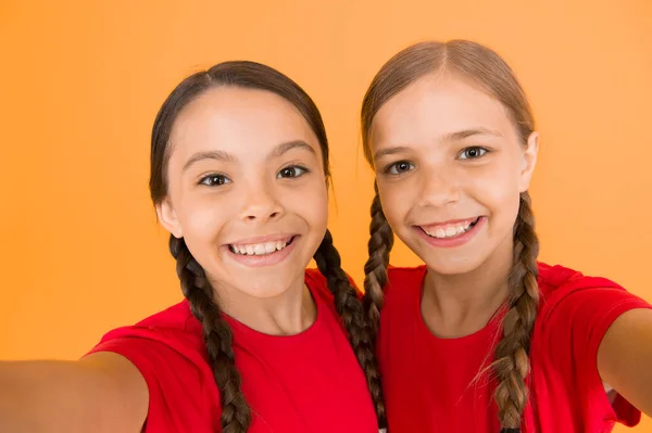 说奶酪儿童女孩拍照 孩子们开心的脸 视频通话概念 视频会议摄像机 女孩长头发自拍 社交网络的自拍 灿烂的牙齿微笑 — 图库照片