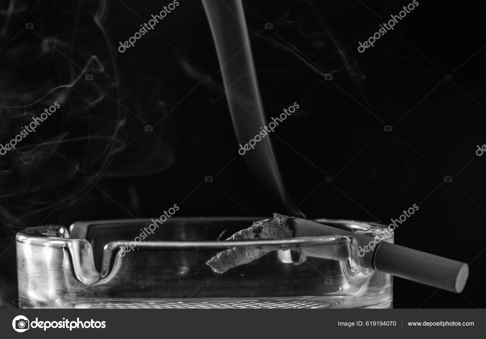 Roter Rauch Steigt Aus Brennender Zigarette Glas Aschenbecher Auf  Zigarettenstummel - Stockfotografie: lizenzfreie Fotos © stetsik 619194070