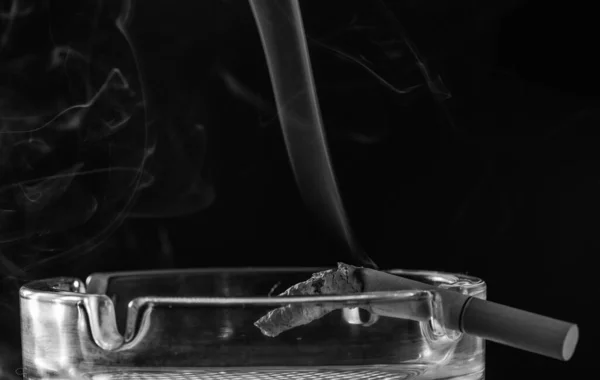 Red Smoke Rising Burning Cigarette Glass Ashtray Maroon Cigarette Butt — 图库照片