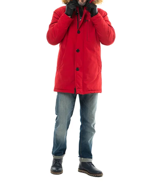 冬のファッション 白地に隔絶された冬の外耳道で人間を切り取る 冬に外耳道をしてる男 男はスタジオで暖かい冬の耳を着用する 赤いパフのコートを着た男が — ストック写真