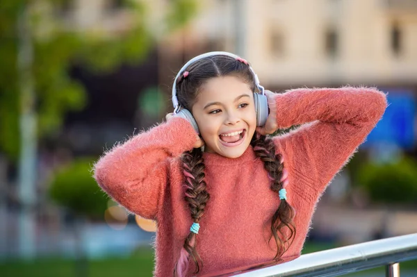 幸せな女の子の音楽に歌う メラニアックの少女は屋外で歌を歌っている ティーン女の子身に着けていますヘッドフォンながら歌 — ストック写真