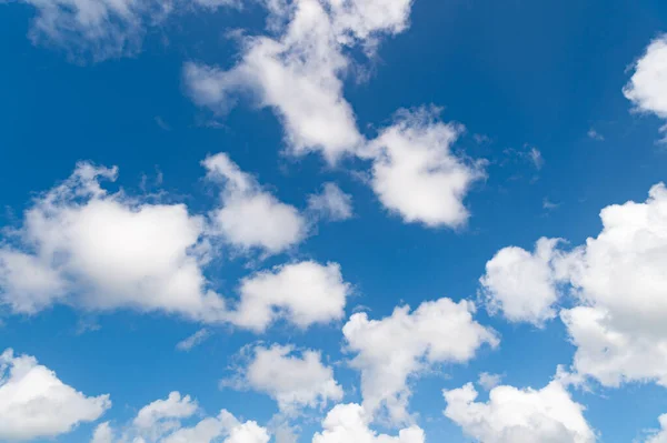 雲に青い空 曇天の背景 雲の空の背景 空の雲 雲を背景に 白色の雲に覆われた夜空 空と雲の風景 — ストック写真