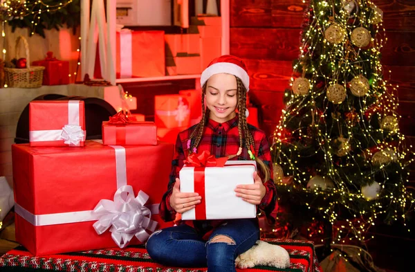 크리스마스 상자를 가지고 귀여운 현재의 어린이는 선물을 즐기고 사랑하는 사람에게 — 스톡 사진