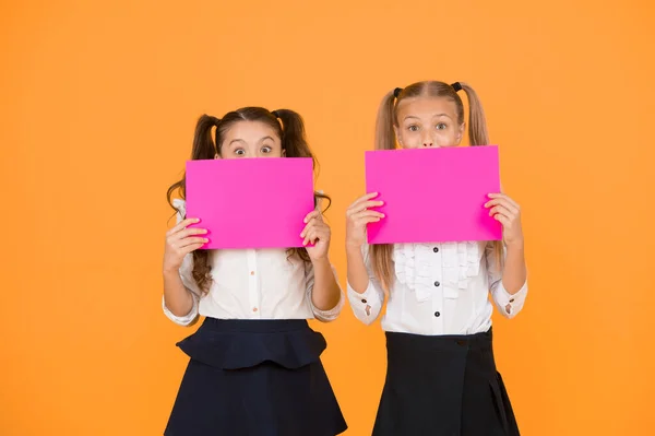 引起注意 快乐的孩子拿着空纸 小孩子微笑着用粉红色的画纸 小孩子微笑着 空白的广告海报 可爱的孩子广告 复制空间 — 图库照片