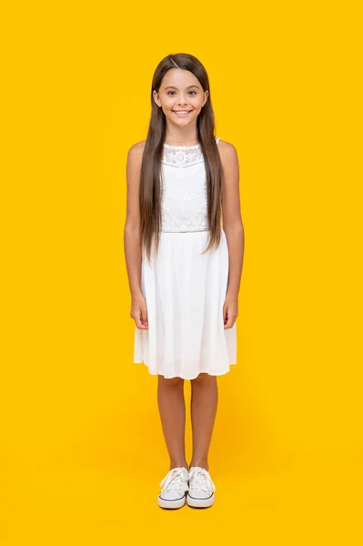 Linda Chica Adolescente Vestido Blanco Pie Sobre Fondo Amarillo —  Fotos de Stock