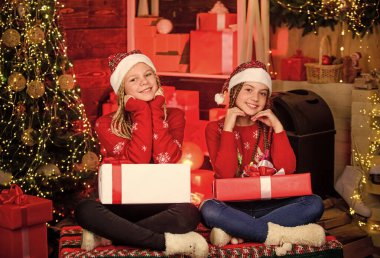 Kız kardeşlik. Hediye paylaşımı. Paylaşım yeteneği. Cömertliği gündeme getir. Kız arkadaşlar Noel 'i kutluyor. Boks günü. İyi tatiller. Eğlence ve tezahürat. Çocuklar mutlu noel arifesi. Noel hediyeleri konsepti.