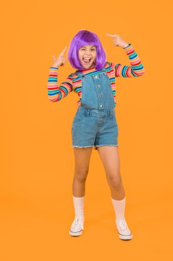 Mutlu çocukluk. Anime hayranıyım. Cosplay çocuk partisi. Çocuk sevimli cosplayer. Cosplay kıyafeti. Otaku kız peruk sarı arka planda gülümseyen. Cosplay karakter kavramı. Kültür hobi ve eğlence.