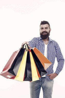 Fuar ticaret rekabeti ve pazarda doğru bilgi. Güvenli alışveriş. Tüketiciyi koruma konsepti. Adam mutlu tüketici alışveriş çantaları tutun. Al ve sat. Tüketiciyi koruma yasaları hakları güvence altına.