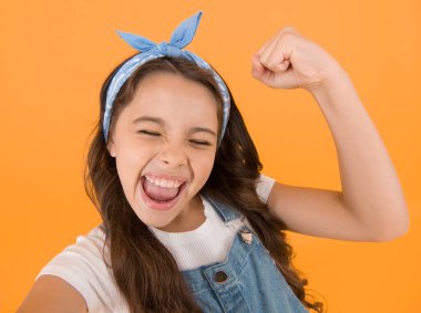 Kızlar gidin. Olumlu duygular. Neşeli genç. Mutluluğu hisset. Mutluluk böyle görünüyor. Mutlu gülümseyen çocuk kız yakın yüz. Duygusal ifade. Mutluluklarını ifade edin. Duygusal çocuk kavramı.