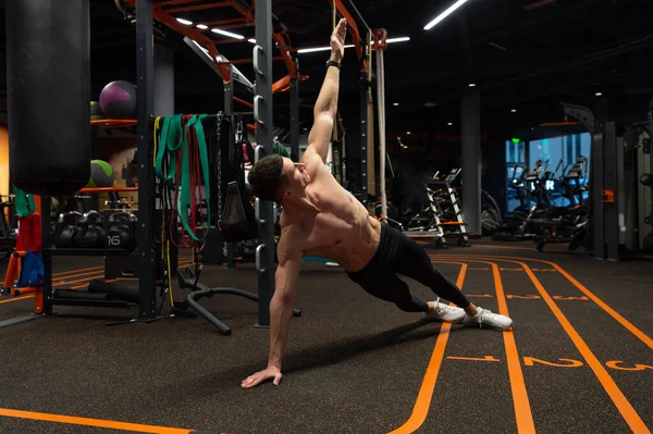 Μυώδης Άνθρωπος Κάνει Πλευρική Σανίδα Άσκηση Στο Γυμναστήριο Φυσικής Κατάστασης — Φωτογραφία Αρχείου