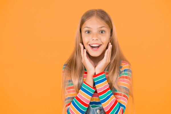 Gyerekkori Boldogság Meglepett Hipszter Lány Optimista Elképzelés Kislány Sárga Háttér — Stock Fotó